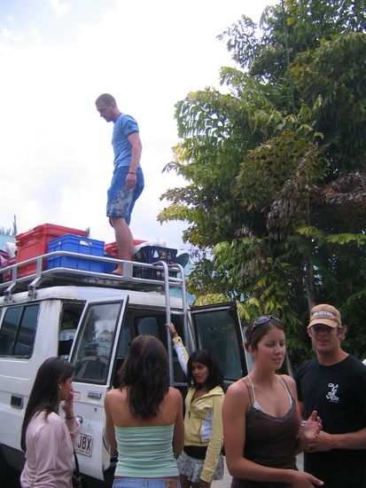 das auto wird beladen (vor und auf auto: ein teil der gruppe) ...