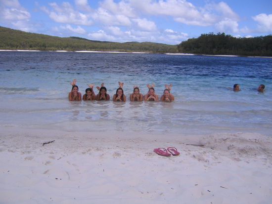 die damen der gruppe (und, wer bin ich auf dem bild?) raekeln sich im wasser