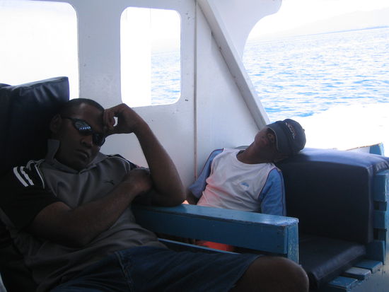 nickerchen waehrend der bootsfahrt