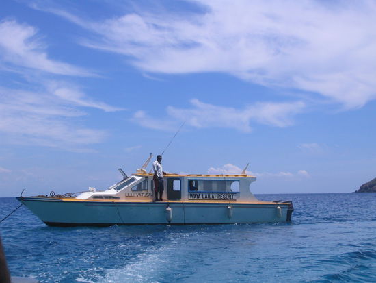 mit diesem boot ging es auf die insel