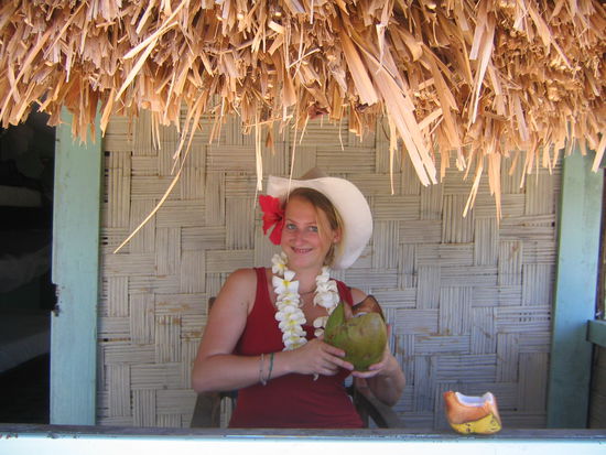 von kokosnuss und blumen kann ich nicht genug bekommen (hier vor unserer huette am strand)