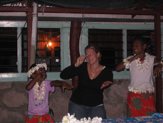 nachdem ich erzaehlte, dass ich musiklehrerin bin, wurde mir von kindern ein fijianisches lied mit tanz beigebracht. und alle freuen sich 