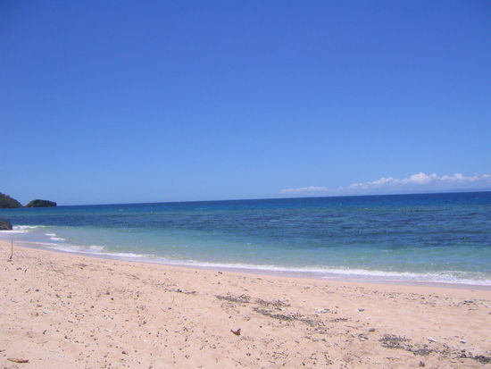 der strand... direkt vor unserer tuer... willkommen im paradies!