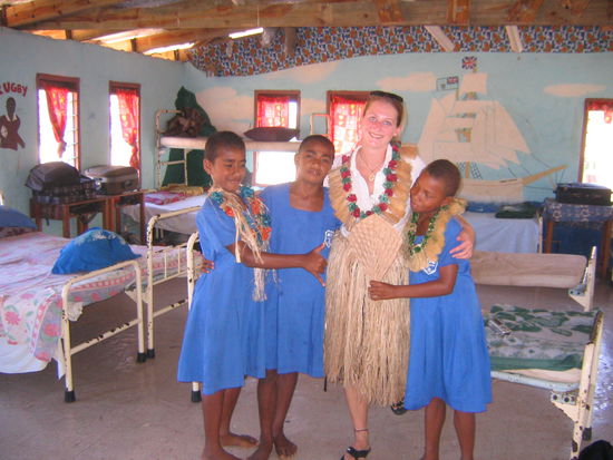 ich trage den passenden rock zum fijianischen tanz
