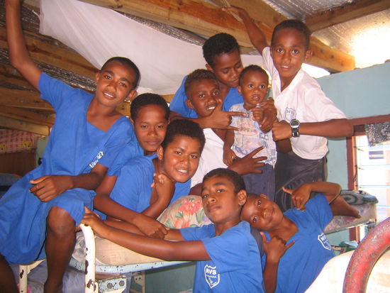 am naechsten tag zeigten mir meine neuen freunde ihre schule