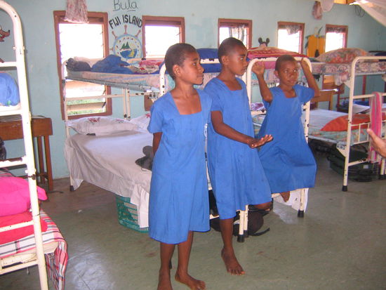 der schlafsaal (die schule ist ein internat)