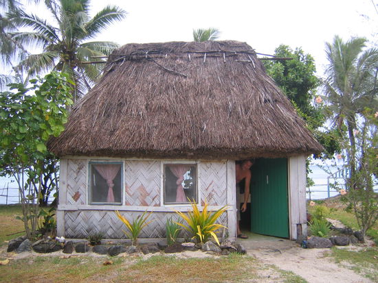 sylvain blinzelt aus unserer kleinen huette heraus