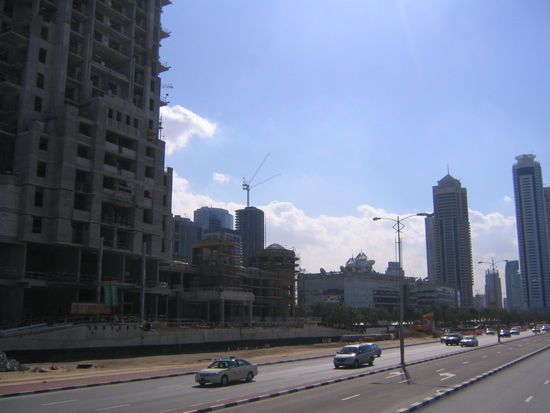 riesen hochhäuser neben baustellen