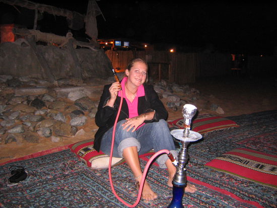 catha in der wüste (shisharauchend und mit henna tatoos am rechten fuß und linker hand)