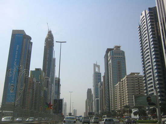 mit dem auto unterwegs auf der sheikh zayed road