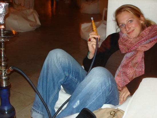 und catha hat wieder eine shisha in der hand (und das burj al arab bei nacht als ausblick)...