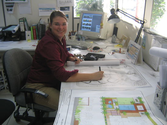 nicola bei ihrer landschaftsarchitektonischen arbeit