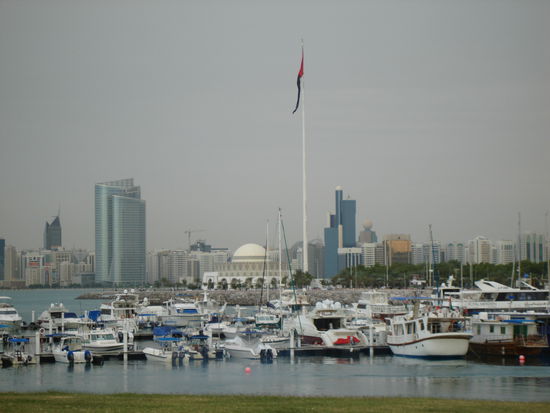 ein blick über den hafen hin zur stadt