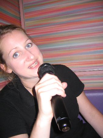 Catha bei ihrem neuen Hobby: Karaoke!