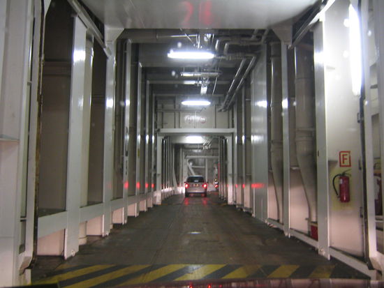 Mit dem Auto auf dem Weg ins Innere der Fähre
