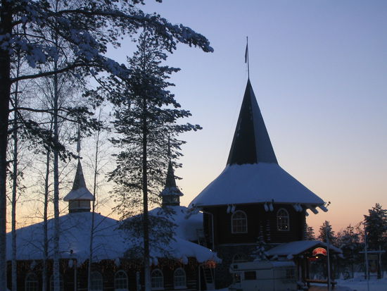 Ich stehe mit beiden Füßen mitten auf dem Polarkreis (im Santa Claus Village)