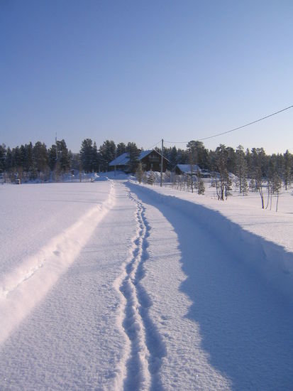 Ich hinterlasse meine Spuren (in dem Haus im Hintergrund habe ich gewohnt)...