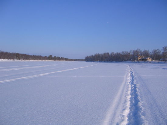 Auf einem zugefrorenen Fluss: Außer mir ist hier niemand unterwegs...