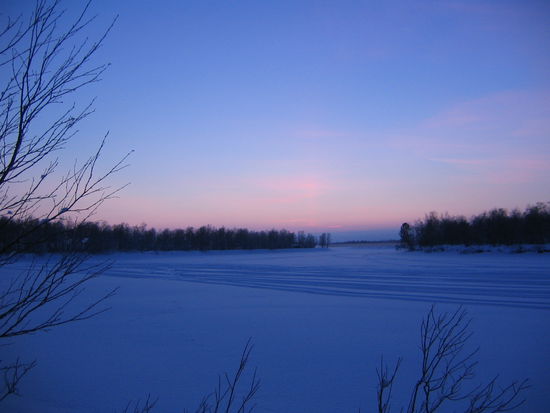 Die Sonne ist hinter dem Fluss untergegangen...