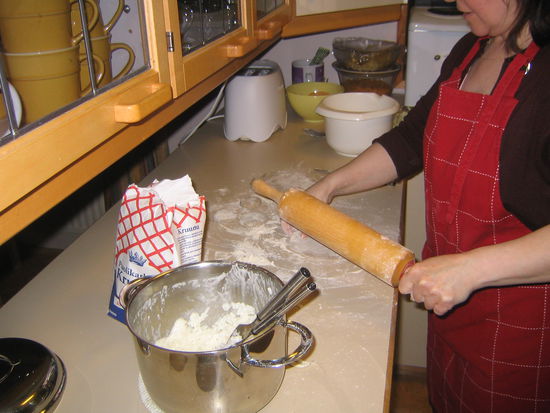 Karjalanpiirakka: Erst einen dünnen Boden ausrollen...