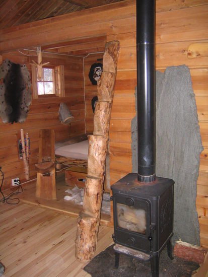 Die Leiter (der Baumstamm neben dem Ofen) führte auf die Empore...