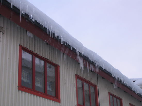 Unter den Dachrinnen sollte man besser nicht entlang gehen