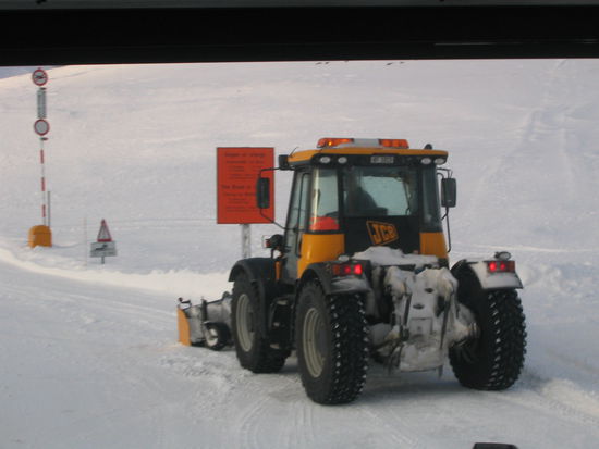 der Weg wird für den Bus frei geräumt