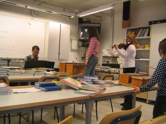 Im Musikunterricht mit meinem Kollegen. Um an die Instrumente zu kommen, muss man als Kind auch schon mal auf den Stuhl steigen 