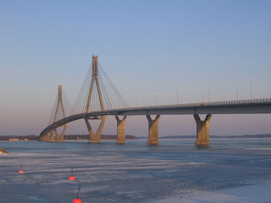 Die längste Brücke Finnlands im März  Das Eis auf dem Meer ist mittlerweile nicht mehr ganz so dick