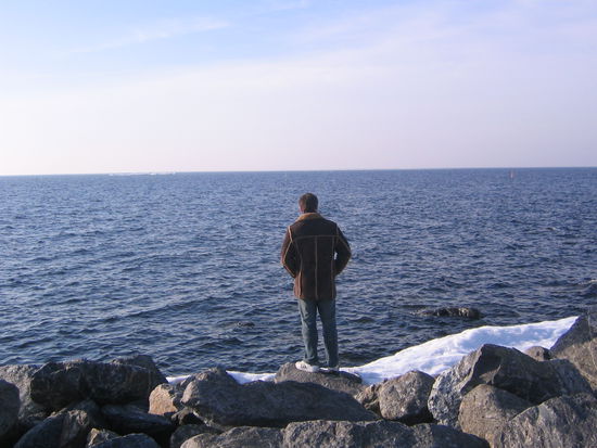 Timo observiert die Lage und blickt rüber nach Schweden