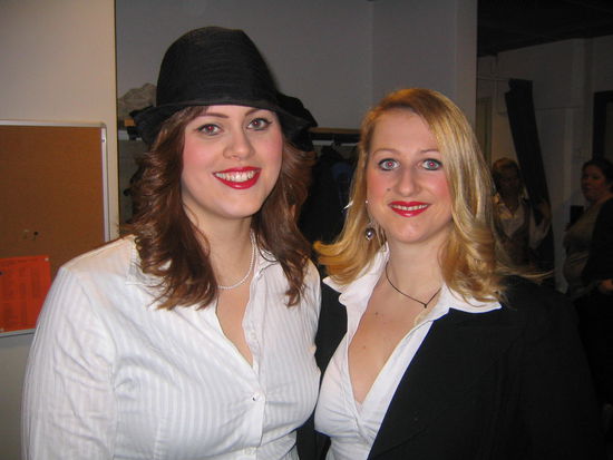 Nächste Aufführung, nächste Frisur... Hier mit Linda (auch aus der Band)