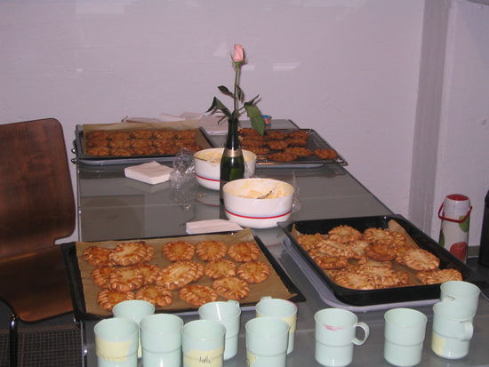 Oh und in der Pause gibt es wieder meine Leibspeise: Karjalanpiirakka (sogar mit Munavoi = Eierbutter)!!! Hmmmm!!