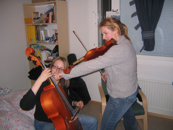 Musikinstrumente haben Aufforderungscharakter, Meik wird von mir angelernt