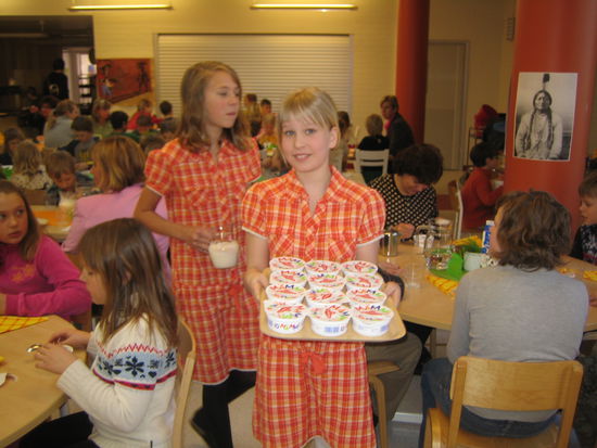 Mämmi wird serviert. (Mämmi ist meiner Ansicht nach nur mit viel Sahne und extrem viel Zucker genießbar  )