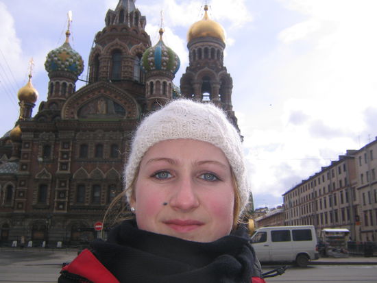 ... mit typisch russischen Zwiebeltürmen (und das, obwohl Peter der Große diese Türme ausdrücklich verboten hatte)