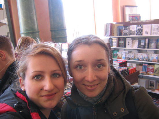 Jane aus Moskau und ich in einem Buchladen in St. Petersburg