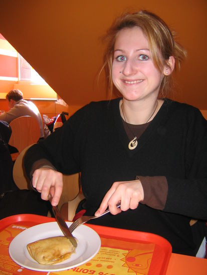 Jane zeigt mir die russischen Spezialitäten: Blinis, lecker  
und noch was anderes: Nachdem ich auf meiner Reise im letzten Jahr in Kambodscha krank wurde und in Bangkok ins Krankenhaus musste, ist mir drei Wochen später ein großer Teil meiner Haare ausgefallen. Wie man es auf diesem Bild sieht, wachsen sie nun nach und stehen in alle Richtungen ab... Unschön, aber Hauptsache es wächst 