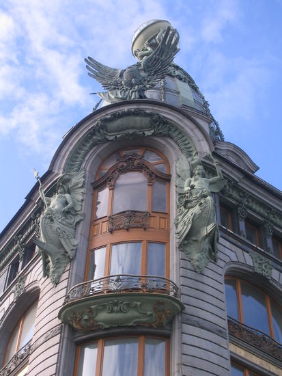 Formschöne Hausfassaden, geschwungene Brücken, vergoldete Kuppeln und Turmspitzen prägen den Charme der Stadt.