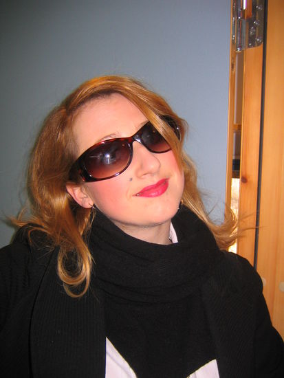 Kurz vor dem Auftritt ist Frau Schneider inkognito unterwegs 