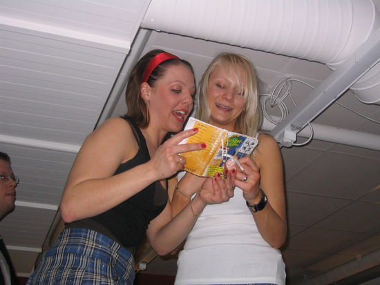 Party nach der Aufführung. Die Schweden stehen auf den Tischen und wissen wie man feiert...