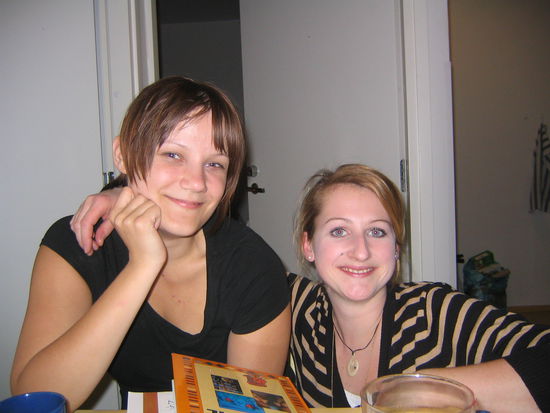 Meine Mitbewohnerin Nina und ich in unserer Küche