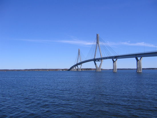 Und noch mal die längste Brücke Finnlands.  Diesmal bei strahelnd blauem Himmel.