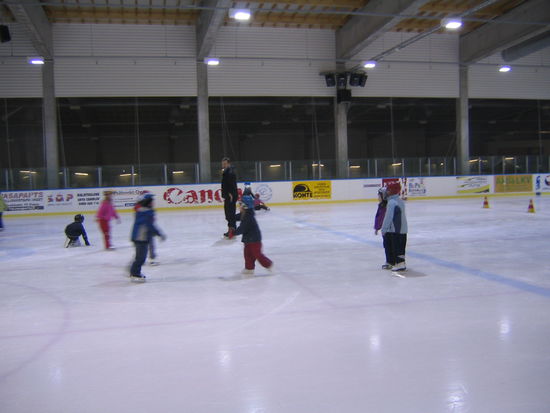 Im Sportunterricht steht Schlittschuh laufen auf dem Programm