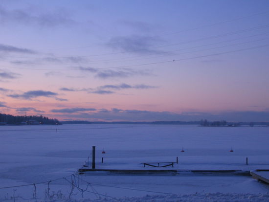 Ich stehe vor der Uni und sehe, dass das Meer zugefroren ist. Bald kann man mit dem Auto darauf fahren 