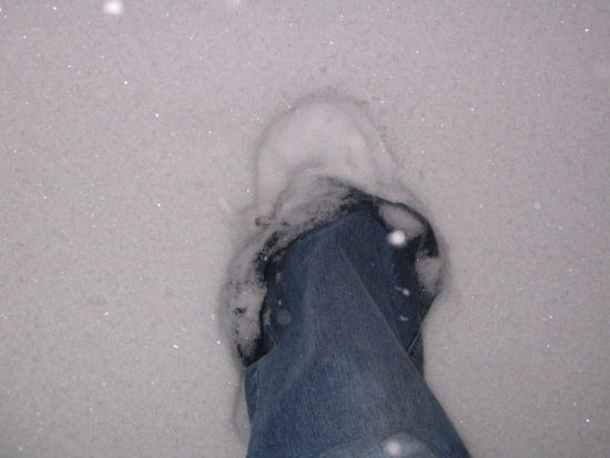 Der Fuß versinkt im Schnee