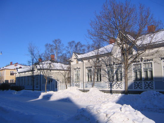 stehen nette finnische Häuschen