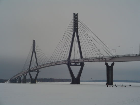 die längste Brücke Finnlands führt vom Festland in Vaasa zum Archipel (wo es mehr als 2500 kleine Inselchen gibt)