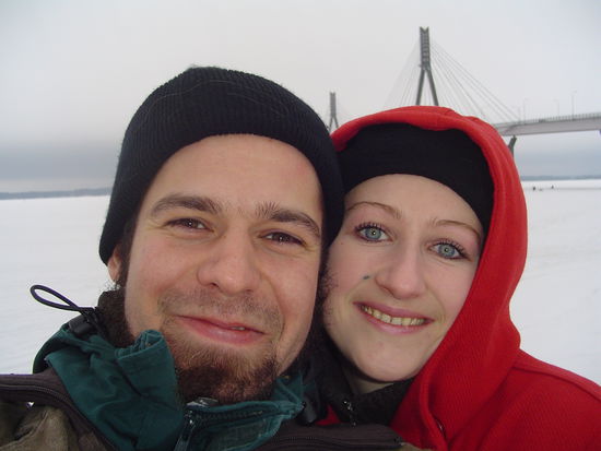 Wie freuen uns auf dem zugefrorenen Meer (im Hintergrund die besagte Brücke und einige Eis-Angler)