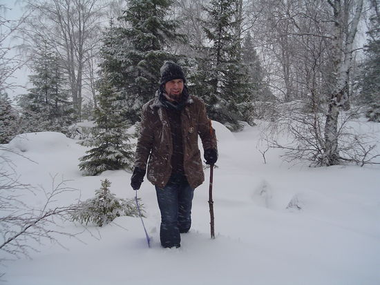 Und Suan bahnt sich den Weg durch den verschneiten Winterwald