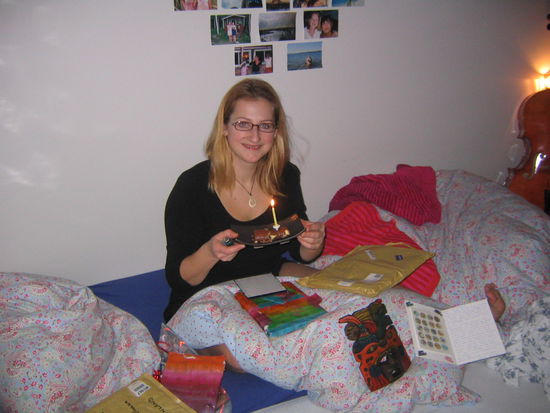 Um Mitternacht hieß es: Happy Birthday, Catha! Geschenke, Kerze, Kuchen und Ständchen. Freunde, ihr habt an alles gedacht! Danke 